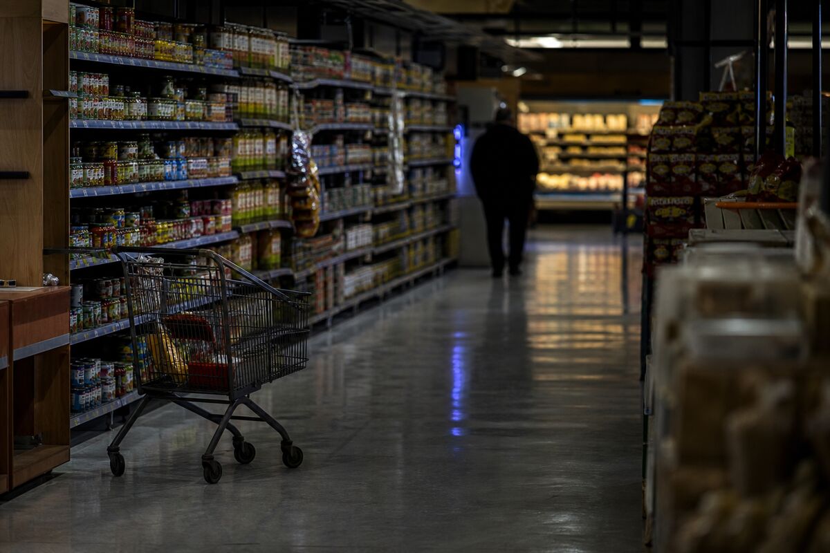 Consumer Sentiment Plummets as Inflation Expectations Rise: Implications for Fed Policy